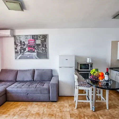 With Big Pool And Sea View Apartment *